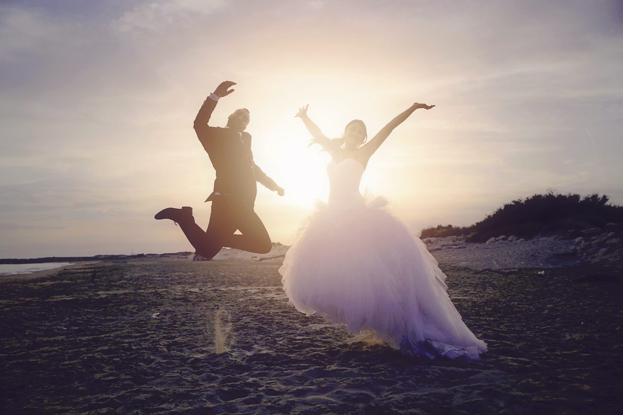 maries-sautent-plage-photo-vif-amour-mariage-trash-the-dress-soleil-magnifique-video-mer-sable